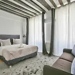 69 - Authentic Parisian Apartamento *